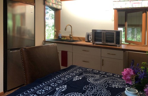 Saanich House | Pet Friendly Misty Haven Suite with Spa and Hot Tub