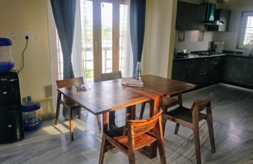 Gachibowli Bed & Breakfast | Cozy Misty Lake Guest House: Rated 8.8, Family-Friendly Stay