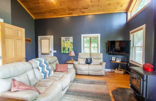 Lenoir House | Relaxing Misty Mountain Cabin with Spa and Hot Tub
