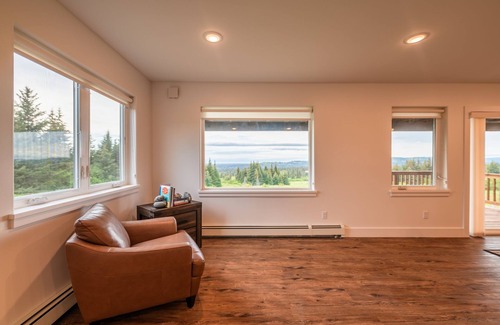 Diamond Ridge House | Inviting Misty Ridge: Modern Home with Mountain Views