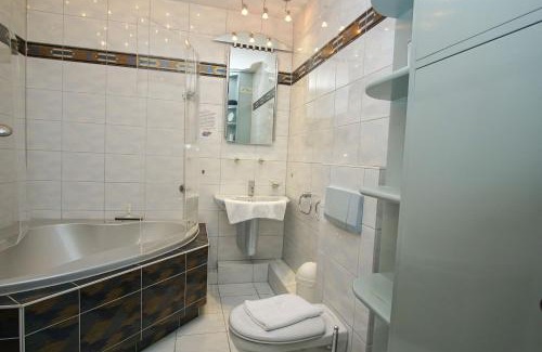 Gohren Apartment | Seaside Escape with Pool Access at Panorama Göhren FeWo 11