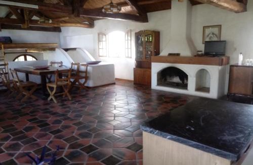 Maipu House | Discover Mita's House: 4-Star Retreat with Pool & Breakfast