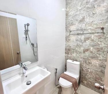 Mae Sariang Hotel | Budget-Friendly Stay at Mitaree Hotel with Dining Options