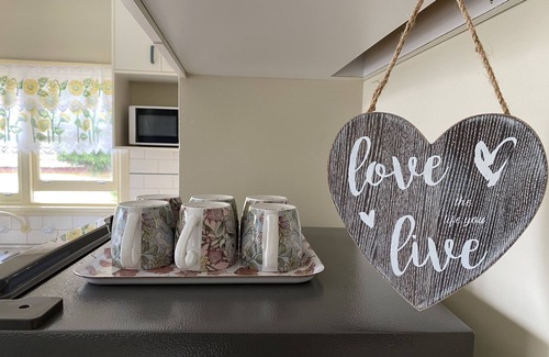 Mitcham House | Modern 2-Bedroom Unit Near Mitcham Train Station