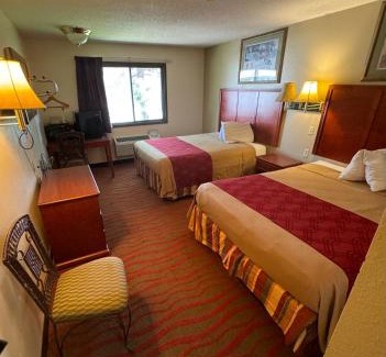 Mitchell Hotel | Budget-Friendly Getaway at Mitchell Inn with Family Amenities