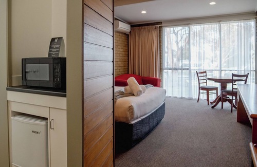 Bairnsdale Hotel | Inviting Mitchell on Main Motel & Apartments with Pool Access