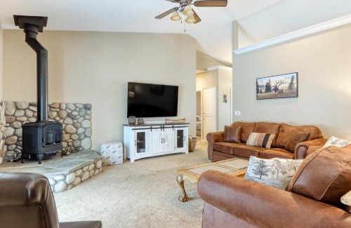Sisters House | Family-Friendly Mitchell's Resort with Hot Tub & 9/10 Rating