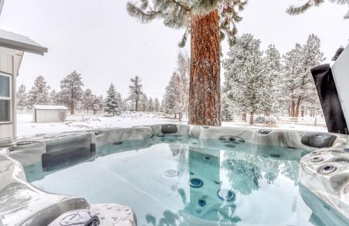 Sisters House | Family-Friendly Mitchell's Resort with Hot Tub & 9/10 Rating