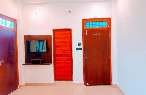 Ayodhya Hotel | Mithila Nilayam 200 mtr From Ram Janam Bhumi