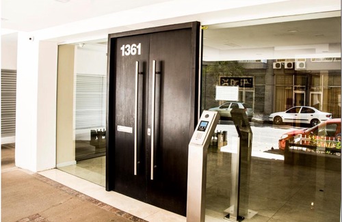 La Perla Apartment | Top-Rated Mitre 1361: Family-Friendly and Accessible Stay