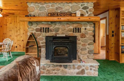 Lac du Flambeau House | Family-Friendly Mitten Lake Retreat with Pet Amenities
