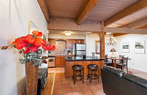 Northeast Santa Fe Hotel | Experience Unique Fort Marcy Condo with Pool and Spa