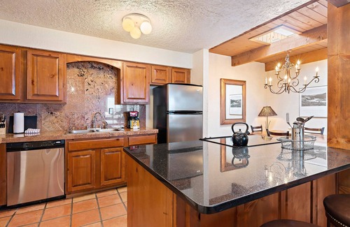 Northeast Santa Fe Hotel | Experience Unique Fort Marcy Condo with Pool and Spa