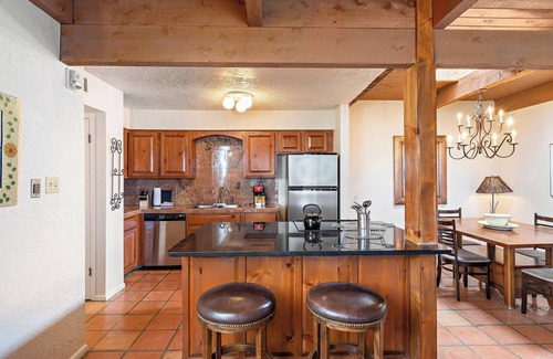 Northeast Santa Fe Hotel | Experience Unique Fort Marcy Condo with Pool and Spa