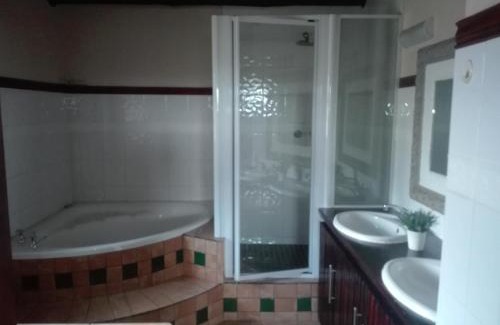 Roodeplaat Bed & Breakfast | Unwind at MixoSunrise Guesthouse & Spa with Pool Access
