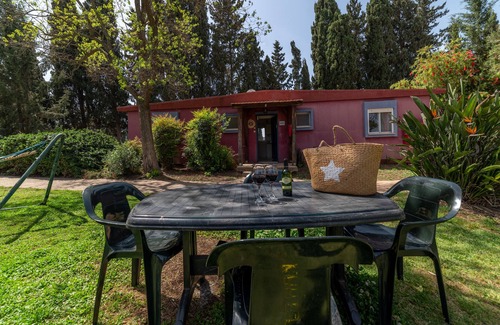 Mizra Apartment | Relax at Mizra Guest House with Pool and Ocean Views