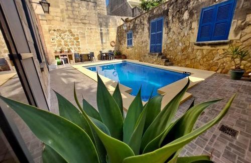 Ggantija Bed & Breakfast | MJ Farmhouse B&B: Pet-Friendly Oasis with Ocean Views