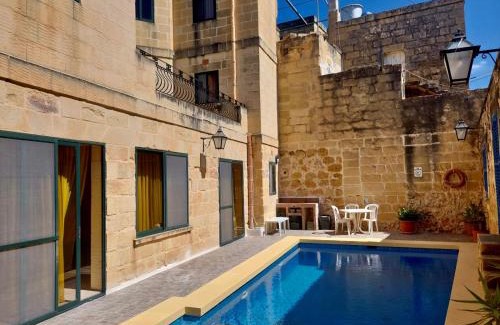 Ggantija Bed & Breakfast | MJ Farmhouse B&B: Pet-Friendly Oasis with Ocean Views