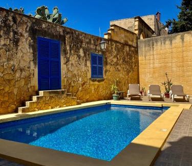 Ggantija Bed & Breakfast | MJ Farmhouse B&B: Pet-Friendly Oasis with Ocean Views