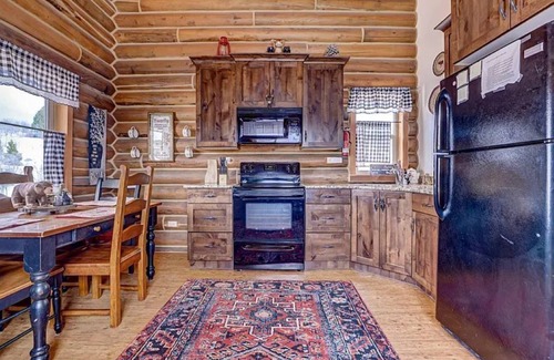 Alton Cabin | Pet-Friendly MJ's Cabin Near Zion and Bryce Canyon