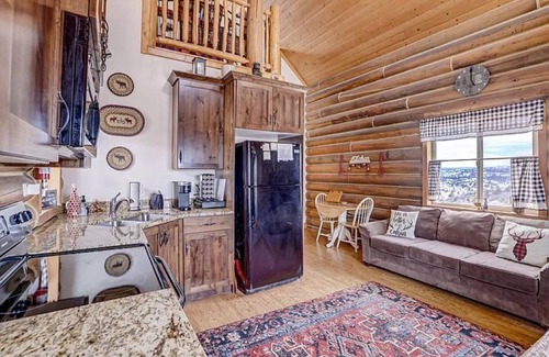 Alton Cabin | Pet-Friendly MJ's Cabin Near Zion and Bryce Canyon