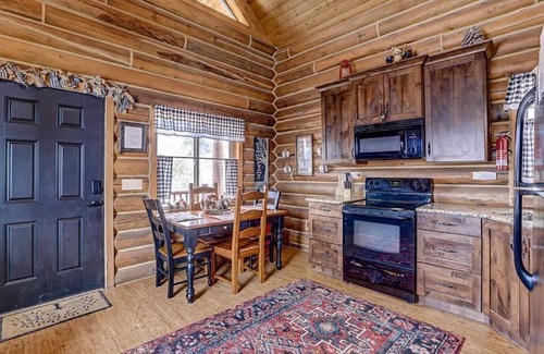 Alton Cabin | Pet-Friendly MJ's Cabin Near Zion and Bryce Canyon