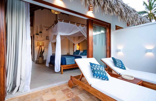 Acarau Hotel | Experience MKNI Hotel - Ikaika Makani with Ocean Views