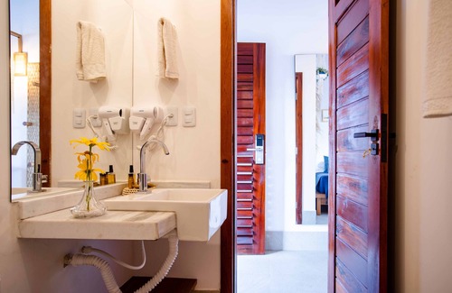 Acarau Hotel | Experience MKNI Hotel - Ikaika Makani with Ocean Views