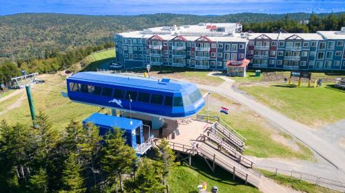 Snowshoe House | ML148 Corner Unit Fireplace WiFi Parking Connects To ML150 Rented Separately