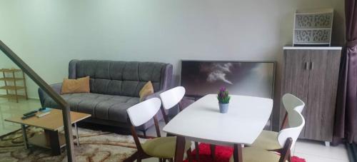 Cheras Apartment | Stylish MLH Designer Duplex Suite with Pool & Ocean View