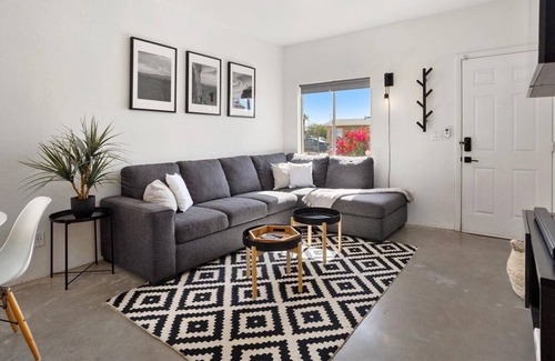 Garfield House | MMB Circa 31 ~ Minimal Modern Bungalow Downtown Phoenix