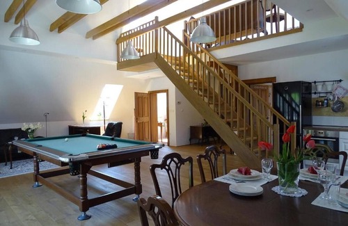 Dobrova-Polhov Gradec Apartment | Možinetova Hiša - Family-Friendly Apartment with Pool