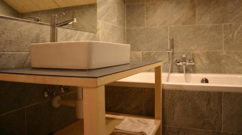 Gaschurn Ski Chalet | Exceptional MO Chalet: Pet-Friendly Retreat with Hot Tub