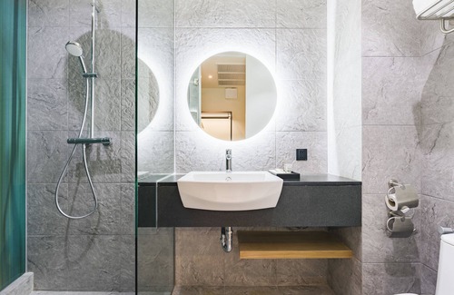 Thanon Phetchaburi Hotel | Discover MO Hotel Bangkok: Family-Friendly with Dining Options
