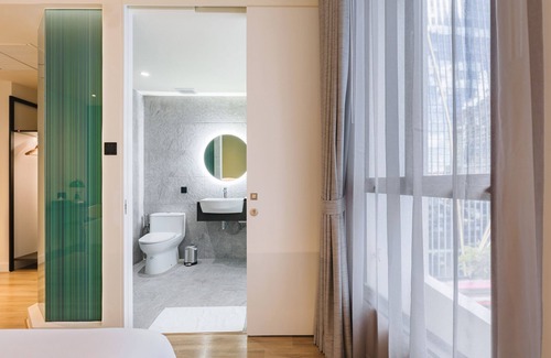 Thanon Phetchaburi Hotel | Discover MO Hotel Bangkok: Family-Friendly with Dining Options