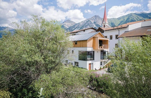 St. Valentin auf der Haide Ski Chalet | Modern Chalet Ortles: Mountain Views & Pet-Friendly Stay