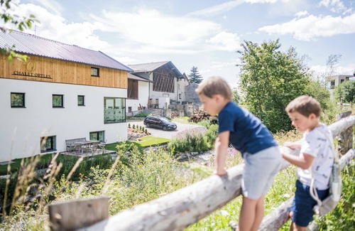 St. Valentin auf der Haide Ski Chalet | Modern Chalet Ortles: Mountain Views & Pet-Friendly Stay
