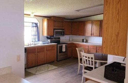 Clewiston House | Unforgettable Mo's Lake "O" Retreat with Spa & Breakfast