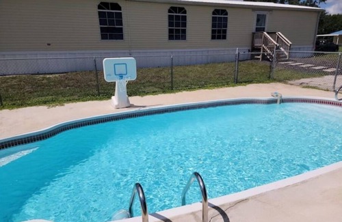 Clewiston House | Unforgettable Mo's Lake "O" Retreat with Spa & Breakfast