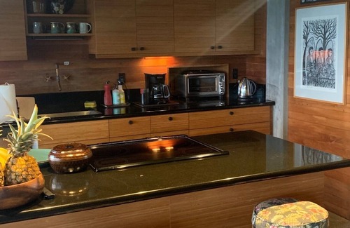 Holualoa House | Discover Mo Snell's Coffee Farm House: Guest Rated 9.8