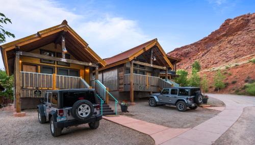Moab Hotel | Discover Moab Springs Ranch: Poolside Paradise Awaits