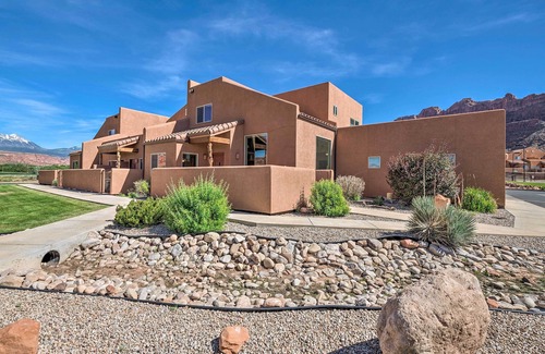 Moab South Valley Apartment | Inviting Moab Townhome with Pool - Near Arches National Park
