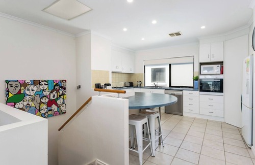 Moana Apartment | Ocean View Moana Beachfront Apartment with Spa & Hot Tub