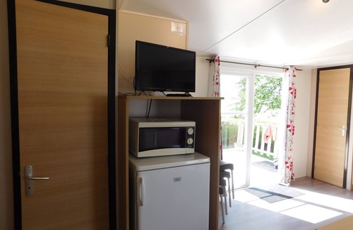Saint-Denis-du-Maine Cottage | Accessible Mobil Home with Scenic Lake View & Breakfast