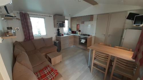 Condrieu Resort | Family-Friendly Mobil Home in Beautiful Condrieu with Pool