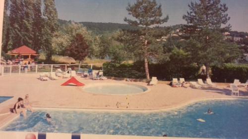 Condrieu Resort | Family-Friendly Mobil Home in Beautiful Condrieu with Pool