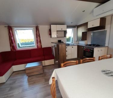 Les Mathes House | Mobil home camping les Charmettes 4 étoiles les MATHES en Charente Maritime prés du ZOO de la Palmyre 8 personnes tout confort 3 chambres 2salles de bains 2 WC Lave linge lave vaisselle Climatisation bien situé