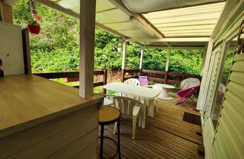 Latouille-Lentillac Ski Chalet | Cozy Mobile Home Retreat with Kitchen & Family-Friendly Space