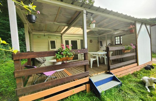 Latouille-Lentillac Ski Chalet | Cozy Mobile Home Retreat with Kitchen & Family-Friendly Space