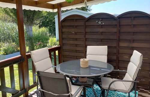 Ouistreham House | Comfortable Mobil-home with Pool & Pet-Friendly Amenities